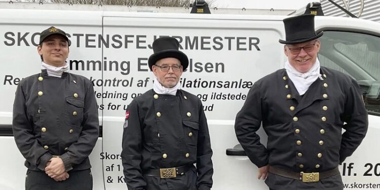 Fra venstre praktikant Kristoffer, Andrew samt skorstensfejermester Flemming E. Nielsen. Foto: Business Hjørring.