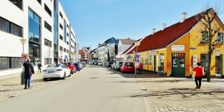 Rådhuset ses her til venstre på Søndergade i Hjørring. Foto: Jørgen Johansen.