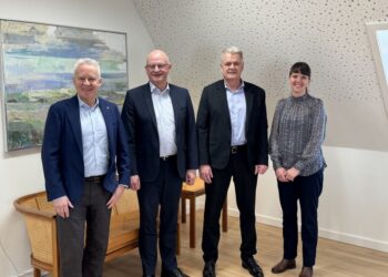 Preben Randbæk og Vagn Hansen, bestyrelsesformand og administrerende direktør i Sparekassen Danmark, er enige med Peter Lading Sørensen og Pernille Amstrup-Bønløkke, direktør og bestyrelsesformand i Sparekassen Djursland, om at slå de to sparekasser sammen. Foto: Presse.