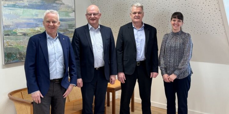 Preben Randbæk og Vagn Hansen, bestyrelsesformand og administrerende direktør i Sparekassen Danmark, er enige med Peter Lading Sørensen og Pernille Amstrup-Bønløkke, direktør og bestyrelsesformand i Sparekassen Djursland, om at slå de to sparekasser sammen. Foto: Presse.
