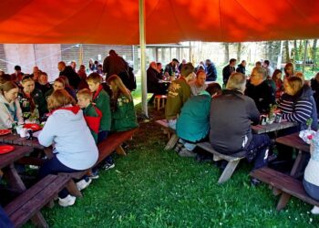 Ca. 125 deltagere kunne spejdernes store mastesejl rumme. Foto: Helge Jensen.