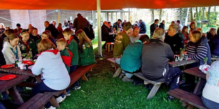 Ca. 125 deltagere kunne spejdernes store mastesejl rumme. Foto: Helge Jensen.