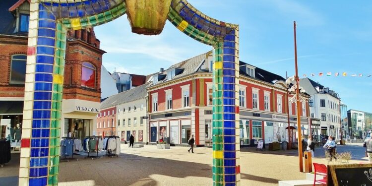 Udsigt til Østergade og Springvandspladsen fra porten til P. Nørkjærs Plads. Foto: Jørgen Johansen.