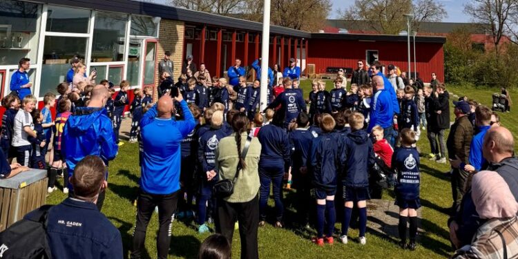 80 spillere med Lauge Skovsmose Trampedach og Malthe Jensen i spidsen, hejste flaget til standerhejsning. Foto: HI.