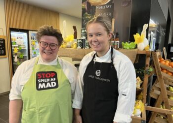 Mødeforplejer Naja Honnens Nielsen (til venstre iført Jespers Torvekøkken forklæde) samt Souschef Rikke Pedersen (til højre iført Stop Spild Af Mad forklæde). Foto: Privat.