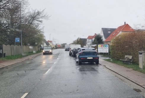 Det giver allerede nu lidt udfordringer at dreje til højre ind på Tannisby Camping, med en campingvogn på næsten ni meter, imellem parkerede biler. Privatfoto