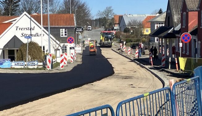 NordsøPosten kom forbi, hvor Tannisbugtvej ud for købmanden var halvejs asfalteret. Foto: Palle W. Nielsen