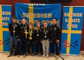 Alle de yngste kæmpere ses her efter at have været i kamp hele dagen ved Swedish karate open 2025.