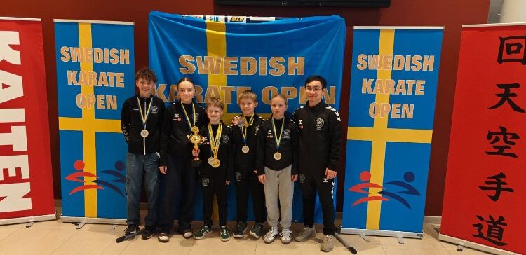 Alle de yngste kæmpere ses her efter at have været i kamp hele dagen ved Swedish karate open 2025.