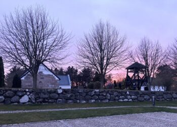 Tversted Kirke ved solnedgang den 10. april 2025. Foto: Palle W. Nielsen