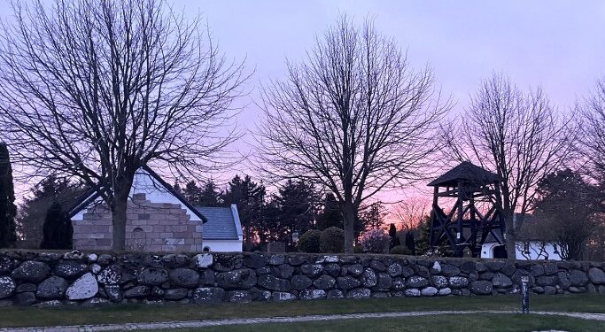 Tversted Kirke ved solnedgang den 10. april 2025. Foto: Palle W. Nielsen