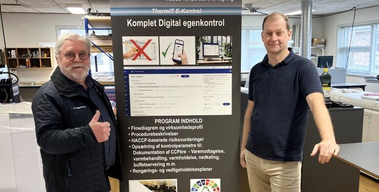 Ivan Lindgren Hansen og René Elkjær med dagens samarbejde - en roll up. Foto: Palle W. Nielsen