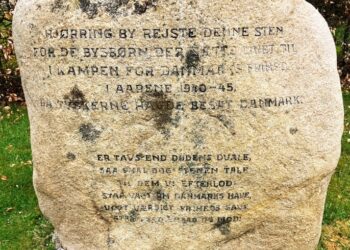 Teksten er svær at læse på mindestenen for frihedskæmperne. Foto: Palle W: Nielsen