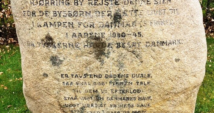 Teksten er svær at læse på mindestenen for frihedskæmperne. Foto: Palle W: Nielsen