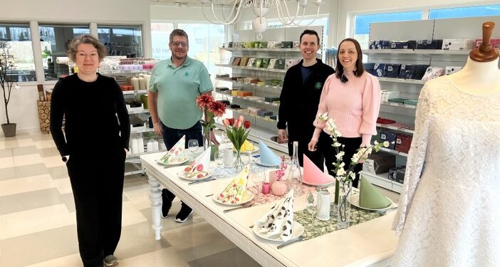 Janni, Thomas og til højre Ronni og Annika er hos Skovbo-Ren klar til at rådgive om blandt andet borddækning til den næste fest. Foto: Palle W. Nielsen