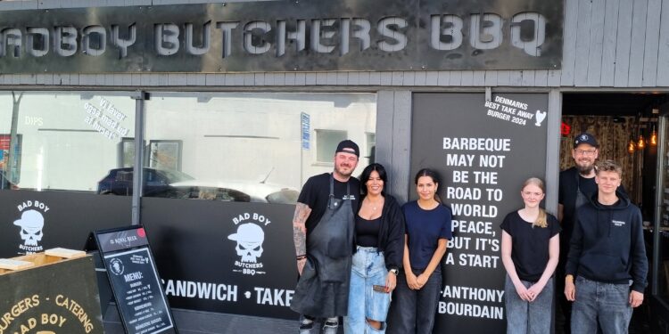 Fra åbningsdagen i maj 2025 hos BadBoy Butchers BBQ nye lokaler i Jørgen Fibigersgade i Hirtshals. Foto: Arkiv.