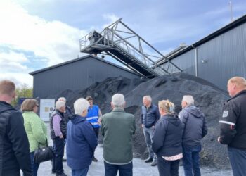 Infostationen ved stakken af biokul til markspredning.