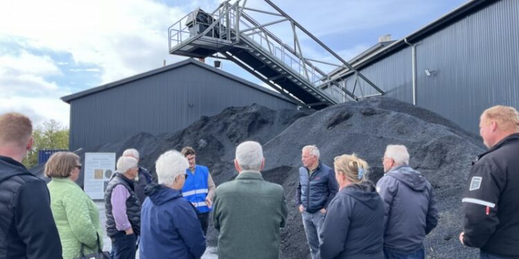 Infostationen ved stakken af biokul til markspredning.