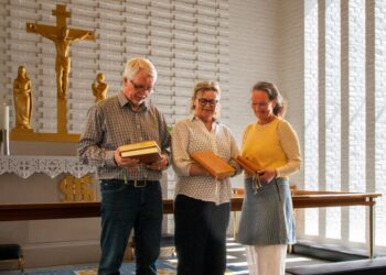 Formand Dorrit Holm fra menighedsrådet mellem sognepræsterne Bjarne Hougaard og Dorthe Kjærgaard. Foto: Hirtshals Sogn.
