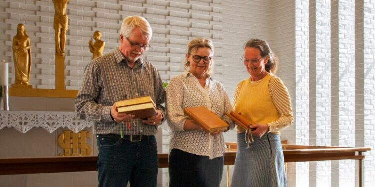 Formand Dorrit Holm fra menighedsrådet mellem sognepræsterne Bjarne Hougaard og Dorthe Kjærgaard. Foto: Hirtshals Sogn.