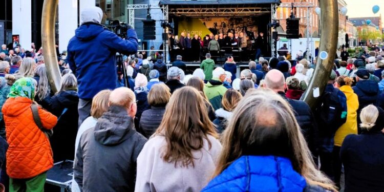 Smuk korsang på Springvandspladsen. Foto: Elling.