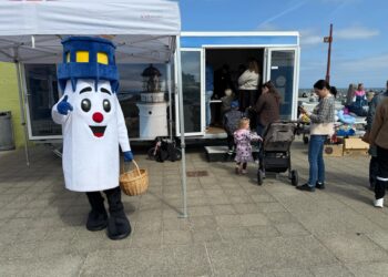 Frede Fyrtårn delte godter ud på Den Grønne Plads. Foto. Niels Skipper.