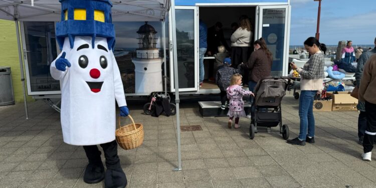 Frede Fyrtårn delte godter ud på Den Grønne Plads. Foto. Niels Skipper.