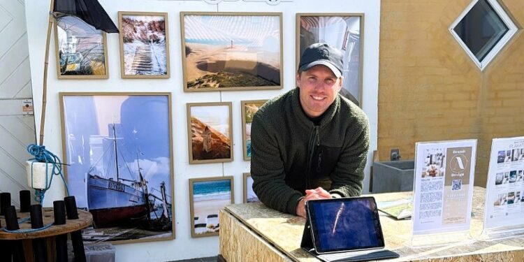 Fotograf Daniel Brandt har en stand på Naturmødet lige udenfor Lilleheden Café & Restaurant. Foto: Privat.
