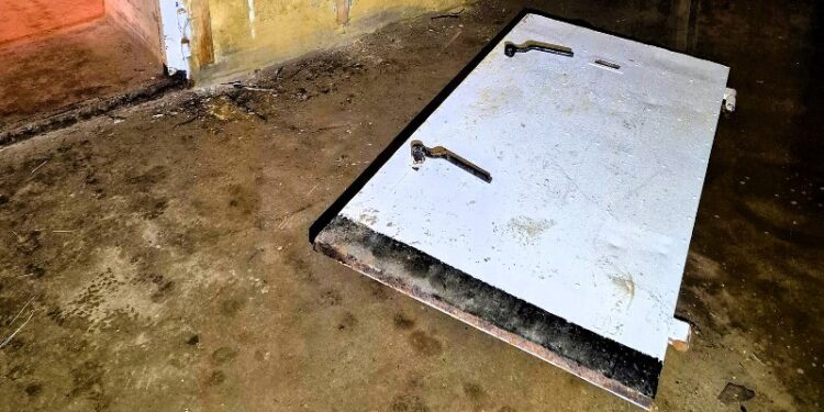 Den afbrækkede dør. Foto: Flemming Hammer.