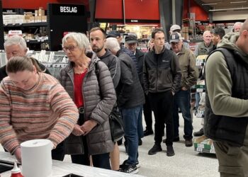 Køen var lang til de gratis burgere med pulled pork i BYGMA. Foto: Niels Chr. Jakobsen.