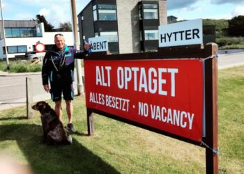 Tor Ove Sørlie måtte fredag sætte det røde skilt op med alt optaget på Hirtshals Camping. Foto: Privat.