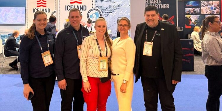 Linn Indrestrand ses her stående som nummer fire fra venstre Seafood Expo Global. Foto: DOC.