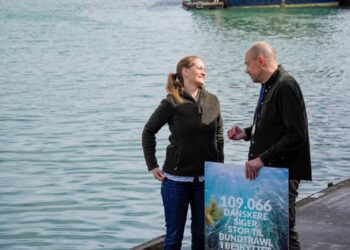 Præsident Maria Reumert Gjerding fra Danmarks Naturfredningsforening sammen med miljøminister Magnus Heunicke under Naturmødet 2025 i Hirtshals. Foto: Miljøministeriet.