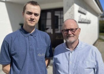 Lukas Grøntved, Dune Dining og erhvervskonsulent Lars Gaden Jensen, Business Hjørring foran forsamlingshuset i Rakkeby.