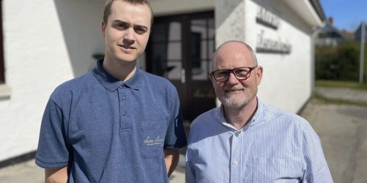 Lukas Grøntved, Dune Dining og erhvervskonsulent Lars Gaden Jensen, Business Hjørring foran forsamlingshuset i Rakkeby.