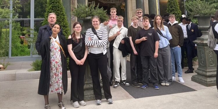 Hele holdet foran Pavillon Ledoyen med i alt 6 Michelin-stjerner fordelt på 3 restauranter.