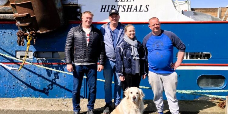 Sådan ser en stor del af ejerkredsen ud, der står bag den nordjyske fusionering. Fra venstre mod højre er det Christian Pilegaard, Jens Christian Andersen ”Kesse”, Thomas Christiansen (der fremover skal sejle med HG 281 Elin) og Elin Tindskard. Og forrest i billedet Bella Pilegaard. Derudover har Lars Mose og Erik "Batman" Rasmussen også part i det nye store selskab. Foto: Privat.