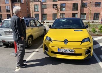 Torben Elling ved sin molestrerede bil, der fik knust en forrude og buler på taget, da der blev lavet hærværk midt i Hjørring.