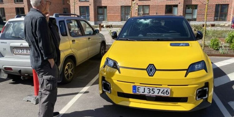 Torben Elling ved sin molestrerede bil, der fik knust en forrude og buler på taget, da der blev lavet hærværk midt i Hjørring.