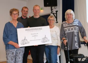 Blandt aftenens publikum, var der (fra venstre mod højre) lokalformanden for Scleroseforeningen i Hjørring, Birthe Vestergaard, der havde taget Brian, Birthe og Pernille med, og i midten Eskild Ebbesen. Foto: Privat.