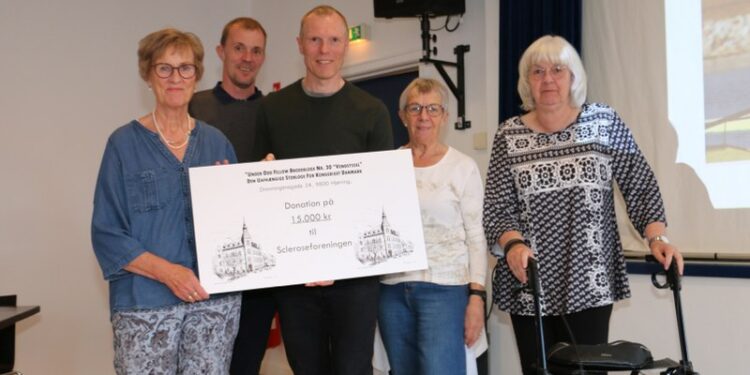 Blandt aftenens publikum, var der (fra venstre mod højre) lokalformanden for Scleroseforeningen i Hjørring, Birthe Vestergaard, der havde taget Brian, Birthe og Pernille med, og i midten Eskild Ebbesen. Foto: Privat.