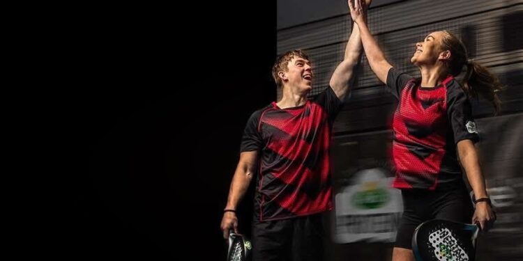 Sindal Padel- og Tennisklub inviterer alle, der har lyst til at prøve at spille Padel. PR-foto.