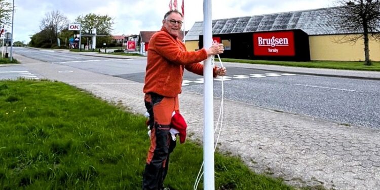 Peter Kristensen i gang med flagalleen i Tornby.