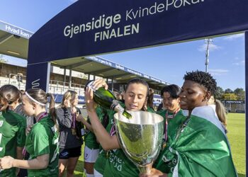 Så bliver der skænket champagne til festlighederne. Foto: Bente Poder.