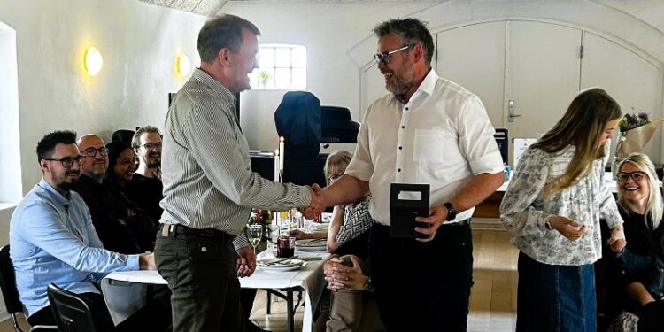 Jens Peter Lunden ønsker tillykke til Rasmus Hedegaard Bang. Foto: Asdal Hovedgaard.