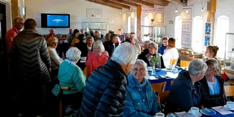 Halvt hundrede gæster fra Hirtshals Husmoderforening samlet til kaffe og kage i Madpakkerummet. Foto: Privat.