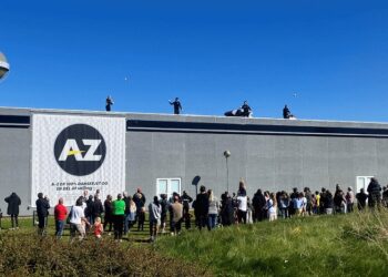 Der blev kastet 100 bolde ud fra taget på varehuset A-Z i Hjørring. Foto: Palle W. Nielsen