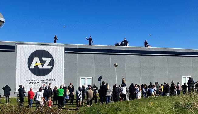 Der blev kastet 100 bolde ud fra taget på varehuset A-Z i Hjørring. Foto: Palle W. Nielsen