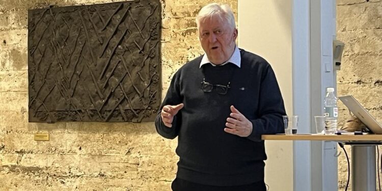 Hans Hauge leverede i flere henseender et stjerneforedrag på Hjørring Gymnasium. Foto: Niels Chr. Jakobsen.