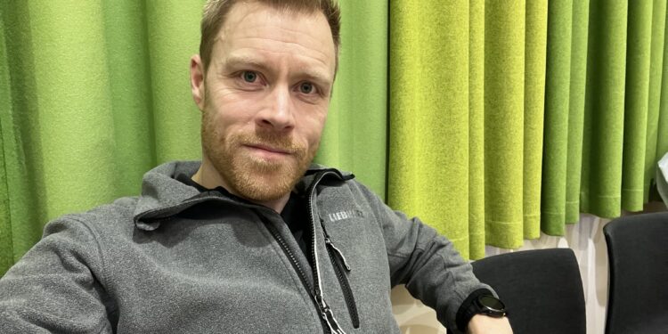 Byrådsmedlem Martin Prentow (A), mens han endnu kun var kandidat og tilhører ved byrådsmøde i Hjørring Kommune. Foto: Privat.